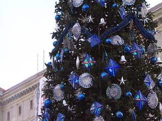 Искусственная новогодняя елка, украшавшая Соборную площадь Кремля с середины декабря, разобрана и отправлена на специальный склад в Подмосковье