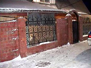 В среду в 4:30 утра в Иркутске во дворе жилого дома по улице Моцарта прогремел взрыв. Во двор особняка, где проживает цыганская семья, неизвестные бросили взрывное устройство