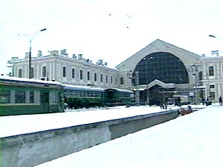 В пресс-центр Главного управления по делам ГО и ЧС Петербурга, сообщение о том, что на территории Балтийского вокзала заложено взрывное устройство, поступило около 8:00
