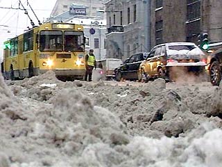 В столице в пятницу утром начался обильный снегопад. В связи с этим ГИБДД Москвы призывает водителей к бдительности