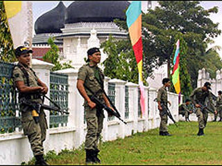 Несколько тысяч военнослужащих охраняют подходы к главной мечети "Байтуррахман" в столице провинции городе Банда-Ачех