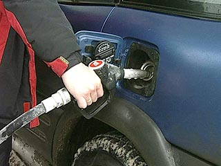 Цены на бензин поднимает "Лукойл", выяснили чиновники