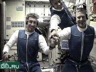 Срок пребывания первой длительной экспедиции на Международной космической станции Уильяма Шепарда, Юрия Гидзенко и Сергея Крикалева продлен на две недели