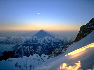 В марте на самой высокой горной вершине мира - Эвересте - появится интернет-кафе