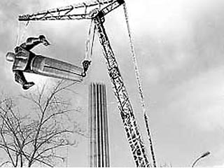 Установленый в июле 1980 года памятник Юрию Гагарину на Ленинском проспекте может рухнуть