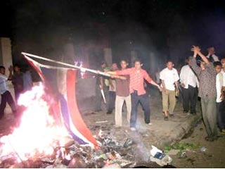 В среду посольство Таиланда в столице Камбоджи Пномпене было разграблено и сожжено сотнями местных жителей, участвовавших в антитайской демонстрации протеста