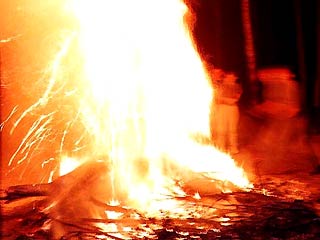 Ритуал зажжения большого костра сразу после захода солнца и символического сжигания в нем грехов олицетворяет огненное очищение от всего неблагого
