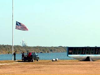 На космодроме на мысе Канаверал приспущены американские флаги