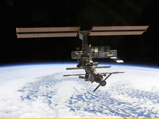 В Росавиакосмосе полагают, что в ближайшем будущем только российские космические корабли "Союз" смогут доставлять экипажи к Международной космической станции, это ставит вопрос о ее будущем