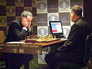 Четвертая партия проходящего в Нью-Йорке шахматного матча "Человек против машины", в котором встречаются Гарри Каспаров и компьютерная программа Deep Junior, завершилась в воскресенье вечером вничью