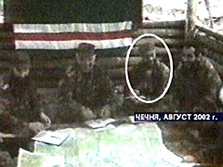 На пленке отчетливо видно, что по левую руку от Масхадова сидит полевой командир Сейф Ислам