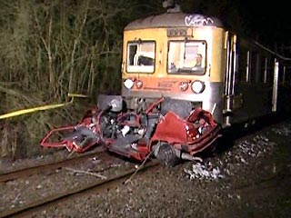 Пять человек погибли и несколько получили ранения в результате столкновения поезда с легковой автомашиной. Трагедия произошла в воскресенье вечером в районе французского города Бетюн в департаменте Па-де-Кале