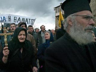 Верующие в городке близ горы Афон вышли на манифестацию с лозунгами "Православие или смерть"