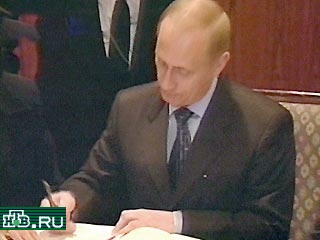 Президент России Владимир Путин, завершив трехдневный государственный визит в Канаду, отбыл из Торонто в Москву