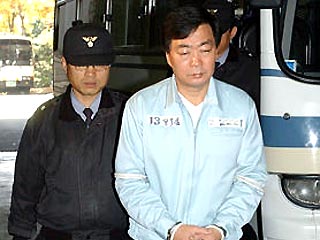 Верховный суд Сеула приговорил сегодня Ким Хон Оба - одного из трех сыновей президента Республики Корея Ким Дэ Чжуна к двум годам тюрьмы и штрафу в размере 660 млн вон (564 тысяч долларов)