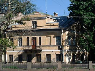 В небольшой двухэтажный особняк у Калинкина моста в доме графа Апраксина (ныне канал Грибоедова, 174) выпускник Царскосельского лицея приехал в июне 1817 года