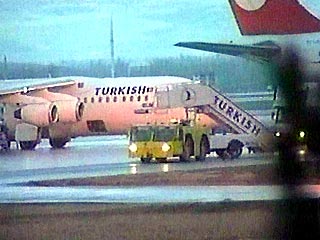 После приземления лайнера А-310 в стамбульском аэропорту воздушный пират, заявив, что у него в руках находится ручная граната, взял в заложники двух членов экипажа самолета и одного пассажира и потребовал вылета самолета в Москву