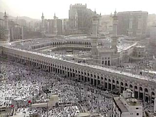 Около двух миллионов собравшихся в Мекке мусульманских паломников вышли сегодня с восходом солнца в мекканское предместье Мина