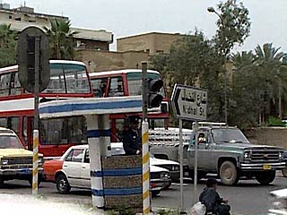 Жители Багдада в панике запасаются бензином