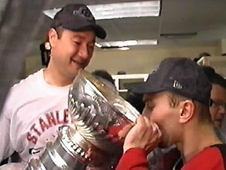 Мартин Бродер пьет шампанское из Кубка Стэнли. 2000 год