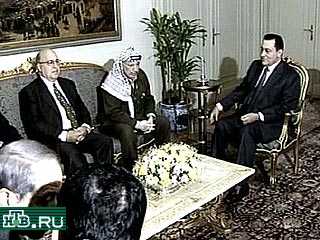 В Каире состоялась встреча президента АРЕ Хосни Мубарака с главой Палестинской национальной администрации Ясиром Арафатом. Они обсудили обстановку на территории Палестины и проходящие в Вашингтоне палестино-израильские консультации