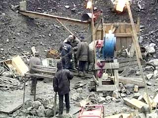 Спасатели в Кармадонском ущелье в Северной Осетии, возможно, обнаружили тоннель, где во время схода гигантского ледника осенью прошлого года могли укрыться люди