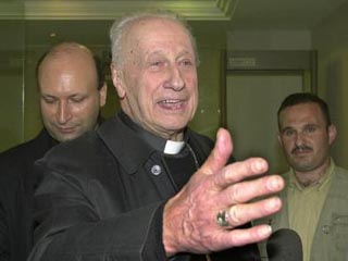Французский кардинал Роже Эчегараи, специальный эмиссар Папы Римского Иоанна Павла II, прибыл во вторник вечером в Багдад.