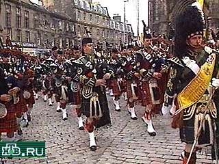 Длинная процессия музыкантов с волынками и барабанами обошла древний Эдинбургский замок и проследовала по центральным улицам города.