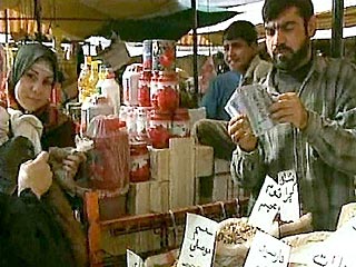 Иракцы в ожидании войны запасаются продуктами и покупают автоматы Калашникова