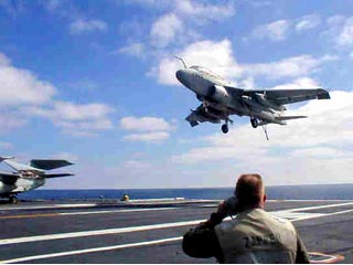 Трем пилотам американских ВМС удалось катапультироваться с самолета EA-6B Prowler в последние секунды перед тем, как он упал с палубы авианосца John C. Stennis в море