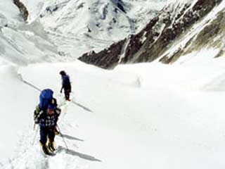 В настоящее время спасатели полагают, что альпинисты сорвались в одну из горных расщелин или не смогли спуститься с вершины горы
