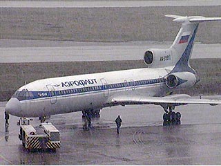 Сотрудники правоохранительных органов города Мирный (запад Якутии) обследуют пассажирский самолет в поисках бомбы