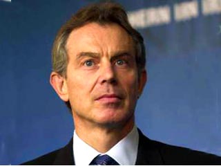Британский премьер-министр Тони Блэр в своей позиции по иракскому кризису, похоже, переходит из стана "ястребов" в стан "голубей"