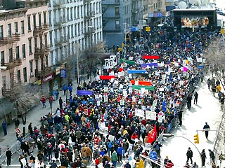 Полиция провела около 50 арестов среди участников массовой демонстрации протеста против войны с Ираком, прошедшей в субботу Нью-Йорке