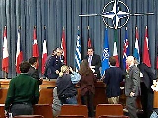 Похоже, членам НАТО удалось разрешить жестокий кризис, грозивший организации развалом. Они достигли согласия по казавшемуся неразрешимым вопросу о помощи Турции в случае начала военной операции США в Ираке