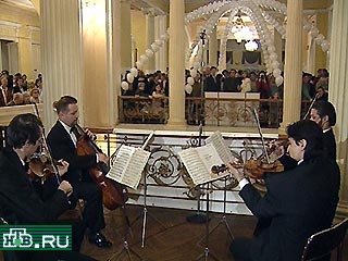 Сегодня в Москве в Большом зале Консерватории подавали чай не для двоих