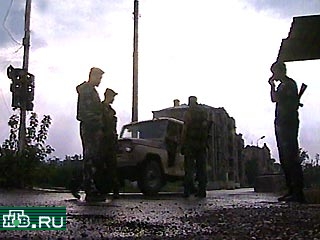 В Грозном 8 бойцов ОМОНа подорвались на мине. Все они получили легкие ранения и ушибы. В УВД по Чеченской республике сообщили, что погибших нет.