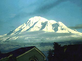 В Эквадоре найцдены останки самолета, пропавшего 27 лет назад. Группа эквадорских альпинистов сделала неожиданную находку, поднявшись на вершину потухшего вулкана Чимборасо в 130 км южнее Кито