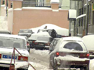 В День защитника Отечества в Москве проверят машины, припаркованные возле домов