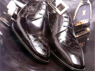 И глава американской администрации, и президент Ирака предпочитают носить самые элегантные и дорогие туфли в мире, которые шьет на заказ известная итальянская фирма Artioli