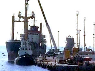 В южноафриканском порту Кейптаун российские моряки с танкера "Аргунь" решили начать голодовку. Они добиваются погашения долгов по заработной плате и возвращения на родину