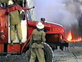 Полный топлива 16-тонный КамАЗ взорвался накануне на владивостокской нефтебазе. Шофер смог вывести горящую машину за территорию предприятия и только после этого покинул кабину