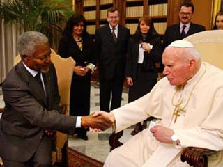 Переговоры Кофи Аннана и Иоанна Павла II продолжались более получаса и были, по обоюдному мнению, чрезвычайно сердечными и теплыми