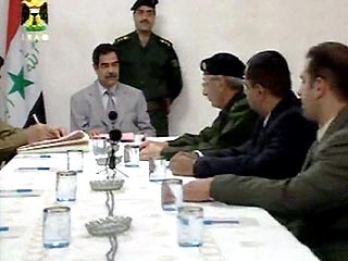 Саддам Хусейн обсуждает со своими советниками состояние обороны Ирака