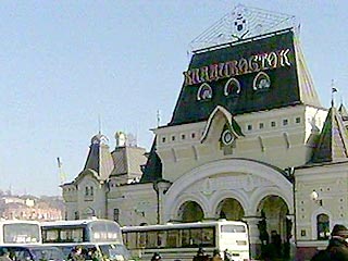 Сотрудники транспортной милиции Владивостока на перроне железнодорожного вокзала в четверг задержали пассажира с самодельной бомбой с часовым механизмом
