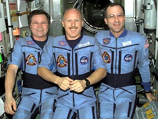 Справиться с шоком и стрессом, вызванными катастрофой шаттла Columbia 1 февраля и гибелью 7 астронавтов, российско-американскому экипажу МКС помогают психологи