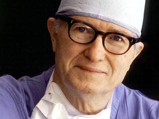 Знаменитый в прошлом американский кардиохирург Джеймс Харди, впервые в истории пересадивший сердце обезьяны человеку, скончался в возрасте 84 лет в штате Миссисипи. Он умер от болезни сердца в приюте для престарелых