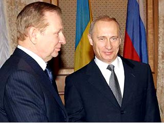 Президенты России и Украины Владимир Путин и Леонид Кучма в ходе  встречи в Москве обсудили вопросы развития отношений между двумя странами, сотрудничества в рамках СНГ и создания совместно с Германией трехстороннего газового консорциума