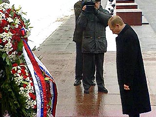 Владимир Путин возложил венок к Вечному огню