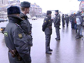 Численность сотрудников милиции, обеспечивающих в праздник 23 февраля общественную безопасность и правопорядок на улицах Москвы, будет увеличена. Дополнительно на улицах будет работать около 8 тысяч сотрудников